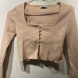 Beige topp  - OBS sista bilden är lånad. Det är likadan tröja fast beige. Verkar som den har utgått / blivit slutsåld. Köparen står för frakt. 