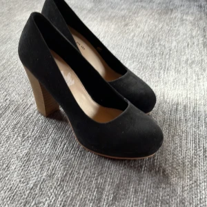 Din sko strlk 38 - Sköna skor från din sko, använt fåtal gånger då de är lite stora för mig (strlk 37)