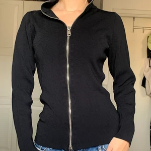 Mango tröja storlek M/S - Säljer denna snygga zip up tröja från Mango i storlek M/S. Knappt använd. Frakt 66kr men kan även mötas upp💞⭐️