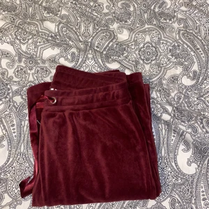 Gina byxor  - Intressekoll på röda Gina byxor (slutsålda) passar en M också