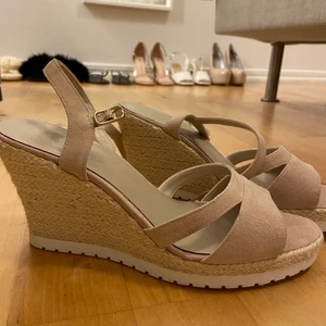 Klackskor - Oanvända kilklackar som säljs för de inte kommer till användning. Storlek 38 men skulle även passa 37🤍