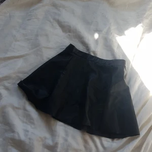 Zara skinnskjol i storlek xss - En fin Zara kjol som tyvärr blivigt för liten. Priset är satt på 50 kr men det kan ändras! Meddela mig om du är intresserad💗💗