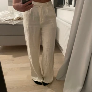 Vita linnebyxor  - Ett par jätte fina byxor från nakd som är krämvita i storlek 32🤍
