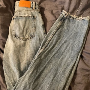 Betagna jeans  - Jeans från berska. Bra skick förutom några slitningar längst ner på benet av byxan (som syns på bilden). Hör gärna av er med frågor eller om ni vill ha fler bilder. 