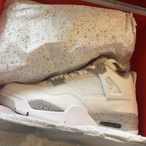 Air jordan 4 white Oreo  - Använda några få gånger, inga skador överhuvudtaget. Skokartong medföljer. Finns även Skankod som äkthetsbevis.❤️