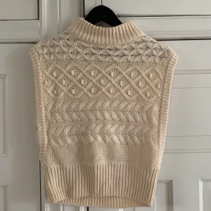 Stickad bäst från Ginatricot - Gräddvit superfin, lite högre hals. Storlek xs