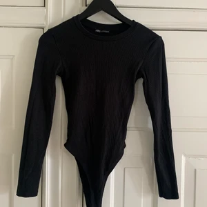 Svar oanvänd bodysuit från Zara - Långärmad, helt oanvänd. Storlek S. Ordentligt material 