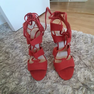 TIAMO högklackat  - Högklackade skor Med snörning Smal klack Bra skick, använd 1 gång. 