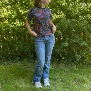 DEDICATED tie dye T-shirt  - En tie dye t-shirt från Dedicated! Knappt använd. 100% bomull, bra kvalite och bekväm på😊👍🏻 Originalpris: 300kr Frakt ingår inte i priset