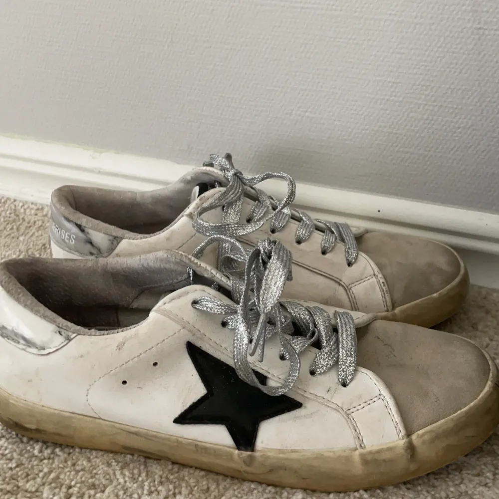 Säljer dessa golden goose liknande sneakers. Märket heter Les temps des cerises.. Skor.