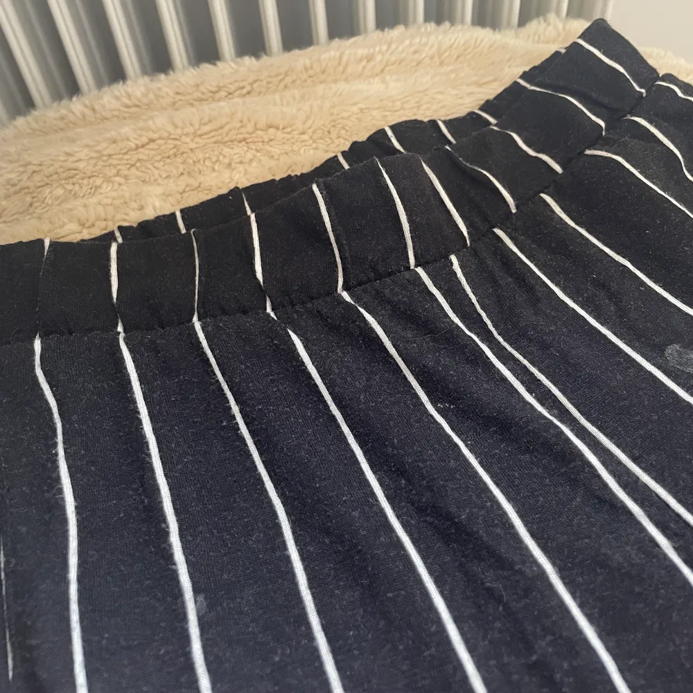 Vida och svart o vit randiga byxor från hm med stretchigt resårband i midjan☺️ Så skönt material!. Jeans & Byxor.