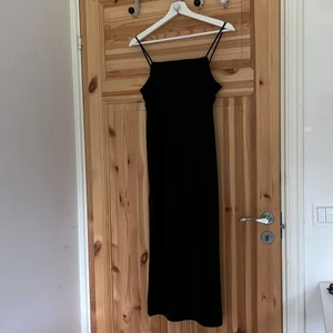 H&M klänning, Storlek Xs  - Provat 1 gång aldrig använt efter de  Skick 10/10 Inte helt kroppsforms/tajt lite pösig vid magen benen  Original pris 199 ish 