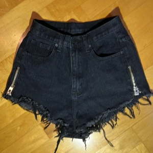 Unif svarta jeans shots  - Korta svarta Unif jeans shorts med silver detaljer. De sitter bra i rumpan men är samtidigt mycket bekväma