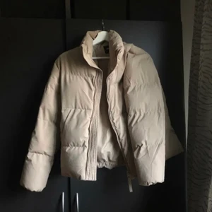 Pufferjacket jacket till höst/vinter 2022 - Nyskick. Storlek S, men är stor i storleken så M