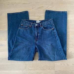 Mörkblåa jeans från lager157, modell boulevard. Storlek M, tycker personligen att de är stora i storleken. Nypris 300kr men säljer för 150kr eftersom de är använda ett par gånger. Köparen står för frakten.