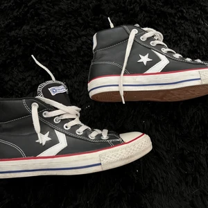 Converse Skor - Super snygga höga Converse i svart läder storlek 38 men passar även bra som 39. Skorna är i bra skick, endast lite smutsig vid sulan. Priset går att diskutera!