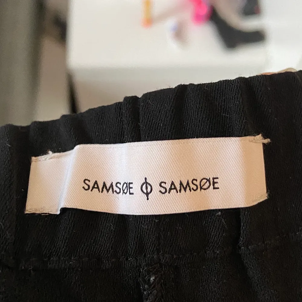 Vanliga svarta konstymbyxor från Samsøe Samsøe med vanlig passform. Jag är 172 cm lång. Frakt ingår i priset. Jeans & Byxor.