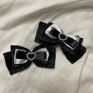 Handgjorda hårrosetter  - Handgjorda hårrosetter i satin och spets! Dekoreras med pärlhjärtan (plast) rosetterna kommer i par och fästs i håret med spännena på baksidan. DMa för betala med swish och billigare frakt 📦 