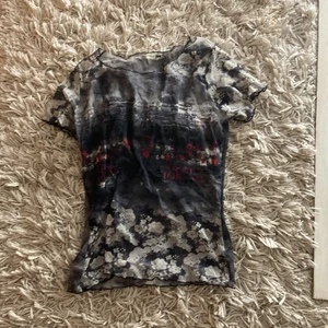 T-shirt - See trough t-shirt med mönster och text