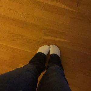 mörk blåa jeans  - säljer dessa super snygga mörk blåa jeans då dom har blivit för stora! de är knappt använda o de finns inget fel på dom, skriv för funderingar. 