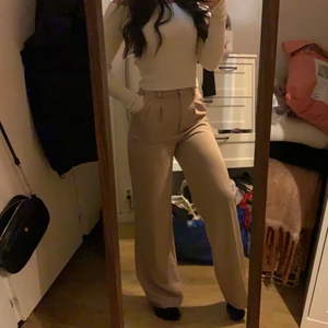 Kostymbyxor från Bikbok. - Ett par kostymbyxor från bikbok som är använda ba 2 gånger. Säljer dom för 100kr ( + 66kr spårbar frakt )