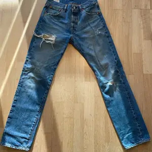 Säljer mina Levis 501 jeans. Inte så mycket använda och inga hål (förutom hålen i modellen) skick 8/10. Storleken är 30/34 men sitter lite mindre.  Betalning genom swish helst. 