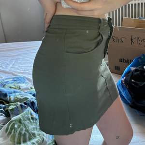 Jätte fin militär grön tyg kjol i storlek S. Kjolen sitter under naveln och en bit under rumpan. Köpt i Kroatien men kom aldrig till användning därefter. Använd 1 gång och säljs pga ingen användning. Köparen står för frakten!