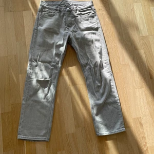 Weekday jeans - Säljer mina gamla weekday i färgen ”summer grey” i modellen space. Ganska använda men fortfarande i bra skick men ett litet hål vid back fickan ( meddela för närmare bild). Skick 7/10. Betalaning genom swish helst.  Färgen finns ej och köpa av affärer!!