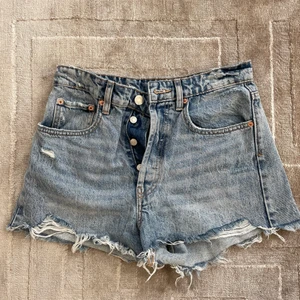 Zara shorts - Shorts från zara, mid waist💙 Skriv privat om du vill köpa direkt! Köparen står för frakt!