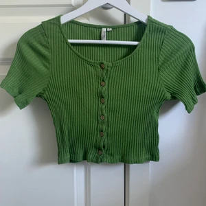 Topp - Button up tröja. Vid intresse eller frågor skriv privat!  Köparen står för frakt! ❤️