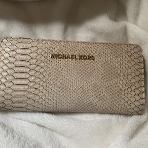 plånbok  - äkta nypris 2100kr 