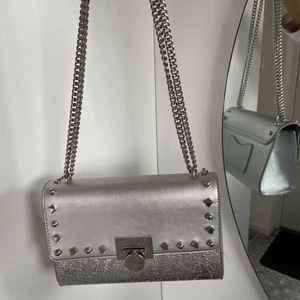 Väska - As fin väska i färgen silver 💕💕
