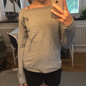Tröja! - Läs bio. Fin tröja som går att dra över handleden runt tummen (bild 3). Second hand skick, inga specifika defekter. 