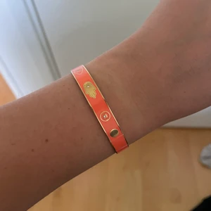 Ursnyggt armband!!!! - Säljer detta fina armband från Raglady. Fint skick, all färg är kvar trots att jag tvättat händerna och badat med de så värkar vara riktigt bra kvalitet😍😍