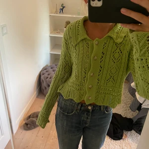 Zara kofta - Säljer denna superfina kofta ifrån zara i en jätteläcker grön färg! Storlek S
