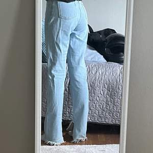 Hanna schönberg x na-kd jeans i storlek 36. Köpta från sellpy. Passar mig som är 170cm.
