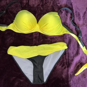 Helt ny bikini - Det står ingen storlek i den men jag tror det är en m. Snörning i ryggen så man kan knyta den exakt hur man vill. Endast testad hemma, inte badad i. Säljer pga att jag har för många som inte används. Gul & svart. 
