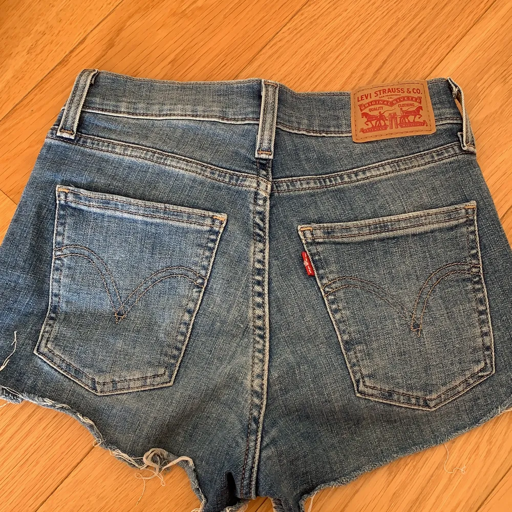 Jeansshorts från Levi’s i bra skick!! Säljer pga att de är för små💕. Shorts.