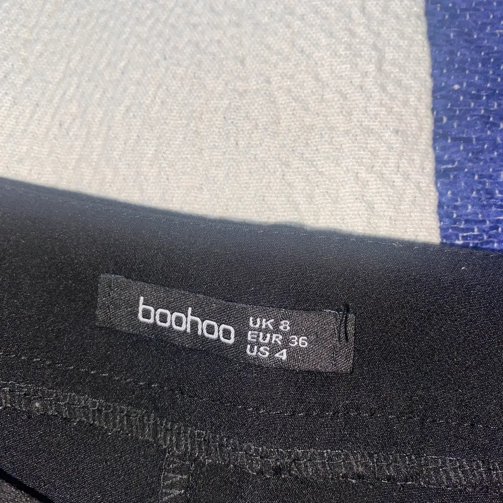 Kostymbyxor från boohoo - storlek 36, säljs pga att det är förstora . Jeans & Byxor.
