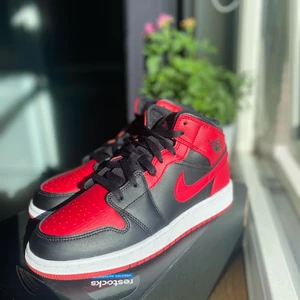 Air jordan 1 (GS) - Helt nya Air Jordan 1 skor, storlek 38 ½ som är köpa från restocks. Dom är oanvända, och kommer i orginalförpackning (Original skolåda). Anledning till försäljning är att dom är för stora. Skorn är 25,5 cm inuti.
