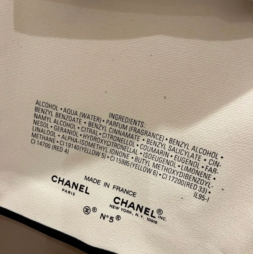 Observera att denna produkt inte säljs i butiker.  Den är en gåva när man köper från Chanels skönhetsbutik. Produkt från en personlig samling. 100% helt ny och äkta. Längd: 35,5 cm  Bredd: ca 30cm Chanel bandet följer med väskan. DM för flera bilder. . Accessoarer.