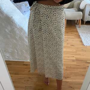 Prickig kjol i storlek xs från stradivarius. Fint skick utan defekter. Köparen står för frakten🥰