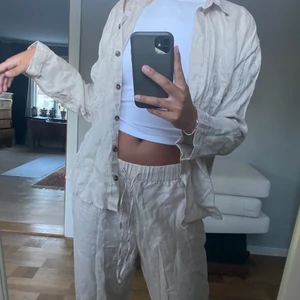 Linne set (går att köpa en del) - Linnebyxor och linneskjorta från hm, slutsålda! Aldrig använda. Byxor är storlek M och skjorta storlek S. Köp båda för 400 eller byxor 300 & skjorta 200 kr 🫶🏼byxorna går ner till golvet för mig som är 173