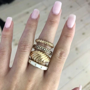 Ringar guld - oanvända ringar storlek small från gina tricot, 50kr för alla + 13kr frakt