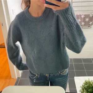 Stickad tröja zara - !Lånad bild! Sjukt snygg blå grön stickad tröja från zara, använd ett fåtal gånger. Fins ej att köpa längre.❤️❤️