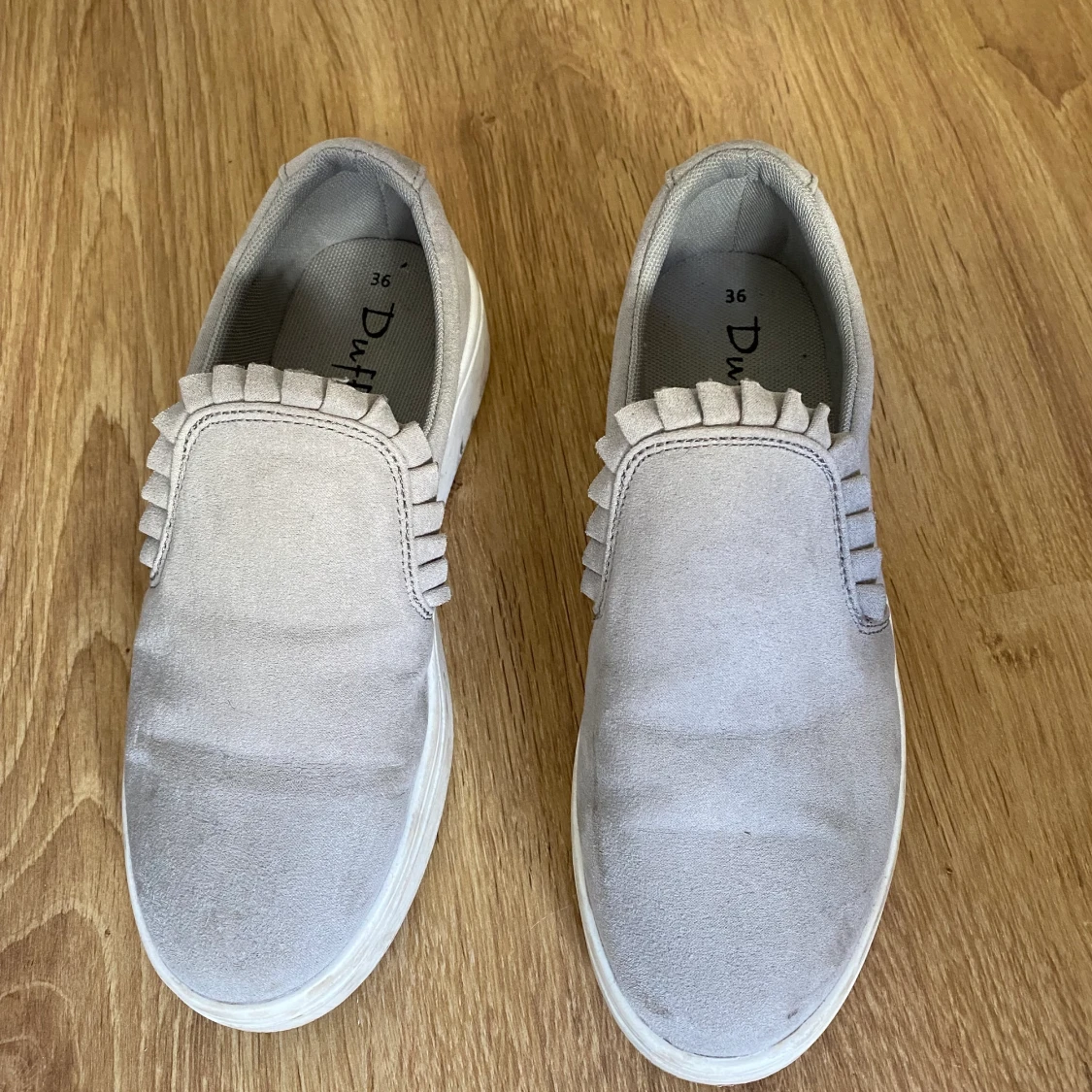 Kallgråa slip-on skor  - 90