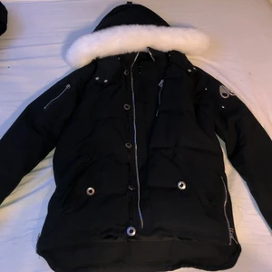 Moose knuckles jacka - Moose knuckles jacka Sitter som S och hade säkert passat storlek M, men jag skulle säga S. Det står xs inuti min den sitter som S. Aldrig använt den, köpt av en kompi