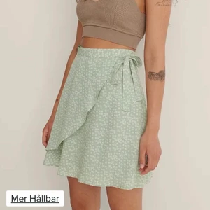 Omvirad minikjol - Oanvänd Omvirad minikjol från NADK. Storlek:34 