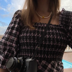 Pärlhalsband Smiley - ”White faux pearl necklace with front smile detail. Metal hook closure.”  Skickar med portokod (ej spårbart) för 13kr. Gick inte att välja som leveransalternativ.