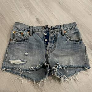  jeansshorts ifrån Levis. Knappt använda.  Får tyvärr inte på mig dom längre så kan ej skicka bilder på